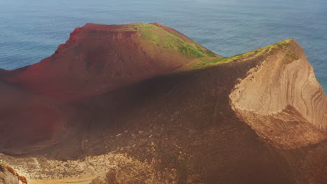 Toma-Aérea-Cinematográfica-Del-Volcán-Capelinhos-En-La-Isla-De-Faial-En-Las-Azores---Portugal