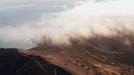 Filmische-Luftdrohnenaufnahme-Von-Wolken,-Die-Hoch-über-Dem-Vulkan-Capelinhos-Auf-Der-Insel-Faial-Auf-Den-Azoren-–-Portugal-–-Ziehen