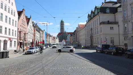 Coches,-Bicicletas-En-Maximilianstraße,-Augsburgo,-Basílica-De-San