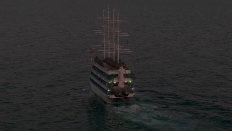 Luftaufnahme-Eines-Mehrstöckigen-Touristensegelschiffs-Mit-Masten,-Das-über-Das-Mittelmeer-Bei-Sonnenuntergang-Abfährt