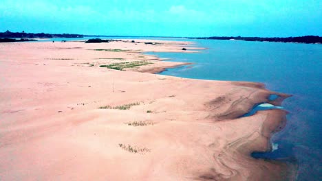über-Den-Sandbänken-Des-Amazonas-In-Brasilien-Und-Die-Auswirkungen-Der-Schweren-Dürre