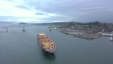 The-MSC-cargo-ship-leaving-Astoria-Oregon-USA-to-cross-the-ocean-with-commercial-goods
