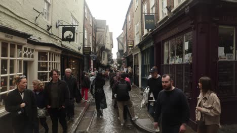 Toma-Manual-De-Personas-Esperando-Para-Entrar-A-Los-Comerciantes-Fantasmas-En-El-Caos,-York.