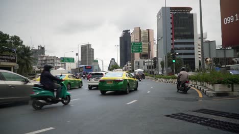 Toma-En-Cámara-Lenta-Del-Tráfico-Urbano-Cotidiano-En-Bangkok,-Tailandia