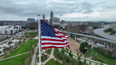 Bandera-Americana-Ondeando-En-Omaha,-Nebraska