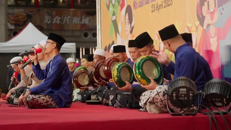 Eine-Gruppe-Muslimischer-Männer-Sitzt-Auf-Der-Bühne-Und-Singt-Andächtig-Lobpreisungen-Und-Spielt-Gong