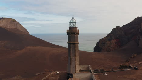 Luftdrohnenaufnahme-Des-Capelinhos-Leuchtturms-Auf-Der-Insel-Faial,-Azoren---Portugal