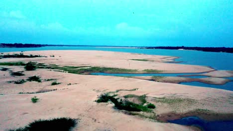 Sand-banks-of-the-Amazon-are-deserted-due-to-drought-apart-from-migrating-birds