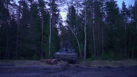 Soldat-Steigt-Am-Frühen-Morgen-Im-Wald-Aus-Dem-NATO-Leopardenpanzer