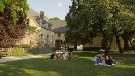 Menschen-Beim-Picknick-In-Der-Abtei-La-Cambre-In-Brüssel,-Belgien