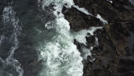Topdown-View-Of-Waves-Hit-On-The-Rocky-Shore-In-Tofino,-West-Coast,-Vancouver-Island,-Canada
