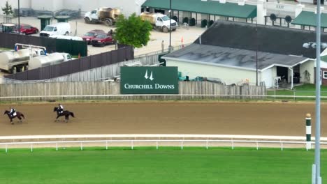 Pferderennen-Auf-Der-Rennstrecke-Von-Churchill-Downs-Mit-Fahrzeugen-Und-Gebäuden-Im-Hintergrund