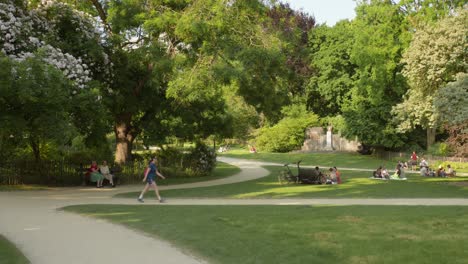 Foto-De-Lugareños-Sentados-Y-Relajándose-En-El-Césped-Dentro-Del-Jardín-De-La-Abadía-De-La-Cambre-En-Bruselas,-Bélgica-En-Un-Día-Brillante-De-Verano