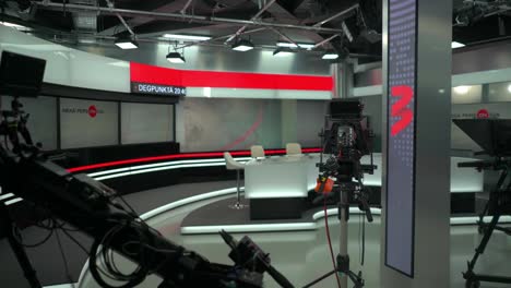 Leeres-TV-Studio-Bodenset-Mit-Kameralichtern-Und-Nachrichtendekorset