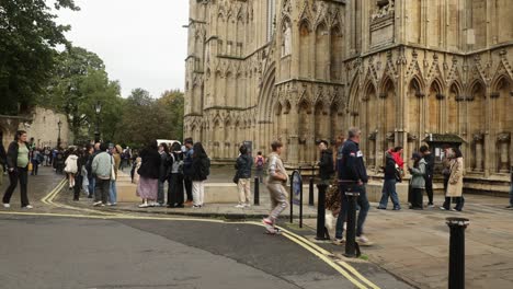 Fotografía-Tomada-En-Mano-De-Turistas-Haciendo-Cola-Frente-A-La-Catedral-De-York-Esperando-Entrar