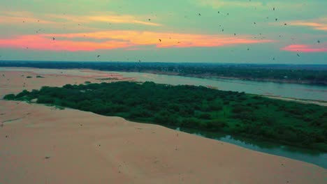 Entfernter-Himmel-Mit-Wunderschönen-Farben-Und-Erstaunlichen-Aufnahmen-Von-Zugvögeln-Aus-Der-Luft