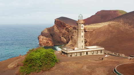 Luftdrohnenaufnahme-Des-Capelinhos-Leuchtturms-Auf-Der-Insel-Faial,-Azoren---Portugal