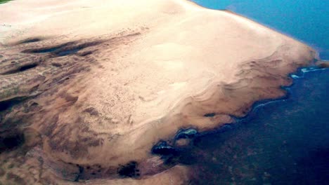 Einsamer-Weißer-Sandstrand-Neben-Flusswasser