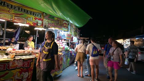 A-shop-at-Chatuchak-Weekend-Market-in-Bangkok,-Thailand,-selling-fruits,-snacks-and-drinks,-and-all-kinds-of-Thai-food-and-snacks