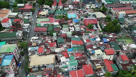 Aerial-view-of-densely-packed-neighborhood-in-Manila,-Philippines-on-bright-day