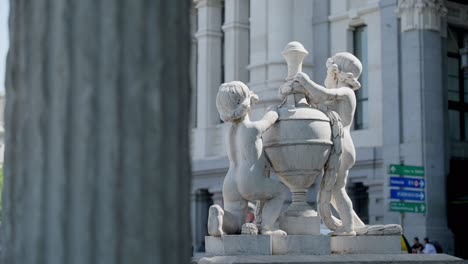 Enfoque-Desde-El-árbol-Hasta-La-Parte-Trasera-De-Una-Estatua-Aleatoria-En-Madrid,-España