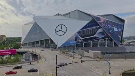 Luftaufnahme-Des-Modernen-Mercedes-Benz-Stadions-In-Atlanta-City-Mit-Verkehr-Im-Sommer