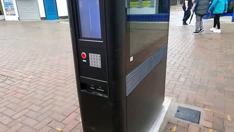 Der-Touchscreen-Informationspunkt-Des-British-Telecom-Street-Hub-Ist-Im-Stadtzentrum-Installiert-Und-Nach-Oben-Geneigt