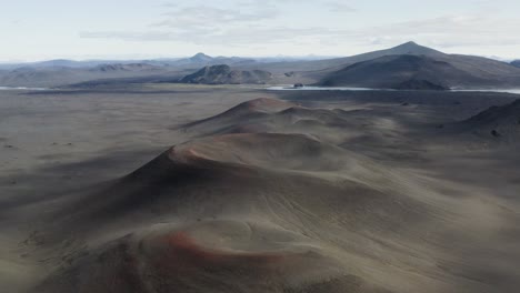Isländische-Landschaft-Mit-Roten-Vulkankratern-Im-Isländischen-Hochland