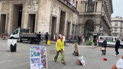 Video-Cinematográfico-De-Un-Estafador-Callejero-Y-Bailarín-Bailando-En-Las-Calles-De-Milán-Cerca-Del-Duomo-Tratando-De-Ganar-Dinero-Y-Difundiendo-Buenas-Vibraciones.