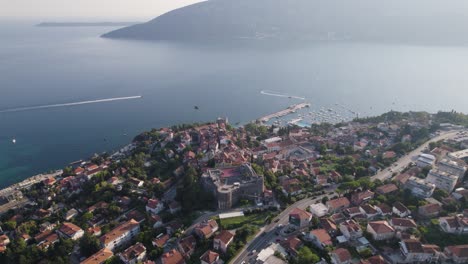 Das-Sonnenverwöhnte-Herceg-Novi-Liegt-An-Der-Adria,-Inmitten-Des-Modernen-Montenegro