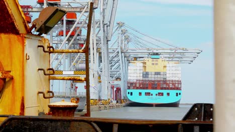 Großes-Containerschiff-Wird-Im-Hafen-Von-Santos,-São-Paulo,-Brasilien,-Entladen