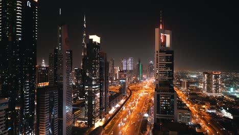 Vista-Nocturna-Desde-Un-Rascacielos-En-Dubai,-Emiratos-Árabes-Unidos.