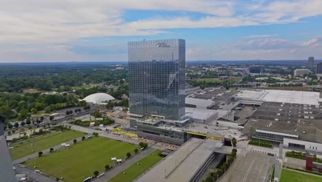 Aerial-approaching-shot-of-luxury-Signia-Hilton-Hotel-Block-in-Atlanta-City-during-daytime,-USA