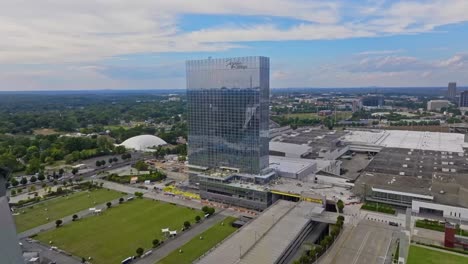 Toma-Aérea-Acercándose-Al-Lujoso-Bloque-Del-Hotel-Signia-Hilton-En-La-Ciudad-De-Atlanta-Durante-El-Día,-EE.UU.