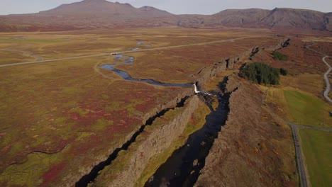 Verwerfung-Der-Tektonischen-Platten-Im-Thingvellir-Nationalpark-Und-Oxararfoss-Wasserfall