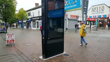 British-Telecom-Street-Hub-Touchscreen-Informationspunkt-Im-Stadtzentrum-In-Zeitlupe-Installiert