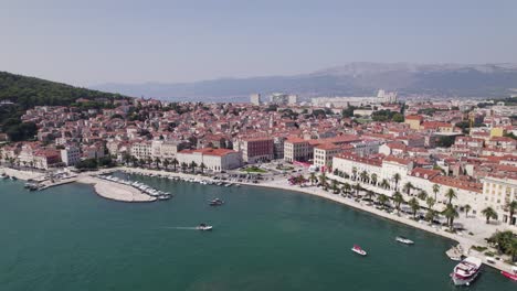 Matejuška-marina-and-scenic-Split-Riva-promenade,-Adriatic-coastline