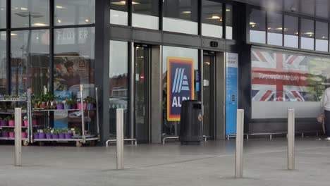 Käufer-Betreten-Und-Verlassen-Den-Aldi-Supermarkt-Während-Der-Britischen-Lebenshaltungskosten--Und-Hochinflationskrise