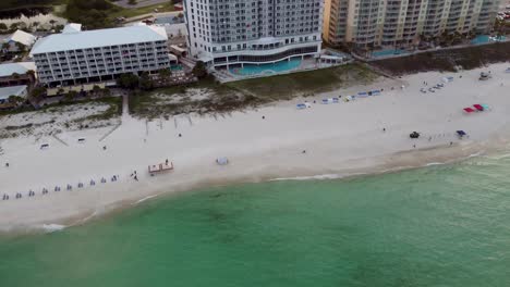 Vista-Aérea-Drone-Cámara-Video-Ciudad-De-Panamá-Playa-Florida-Lujoso-Resort-De-Playa-Tropical-U-Hotel-Con-Servicio-De-Playa-Sombrillas-Coloridas-En-Primera-Línea-De-Playa,-Antena-De-Playa