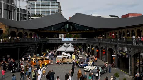 Caminando-Bajo-Nuevas-Tiendas-Cerca-De-Kings-Cross-Y-St-Pancreas-Station,-Londres,-Reino-Unido