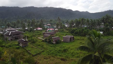 Errichtung-Einer-Luftaufnahme-Traditioneller-Nipa-Stammeshütten-Mit-Strohdach-Im-Dorf-Port-Barton,-Philippinen,-Inmitten-üppiger-Vegetation
