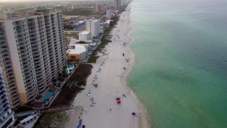 Playa-Aérea-Ciudad-De-Panamá-Playa-Florida-Lujoso-Resort-De-Playa-Tropical-U-Hotel-Con-Servicio-De-Playa-Sombrillas-Coloridas-En-Primera-Línea-De-Playa,-Video-De-Cámara-De-Drones-Con-Vista-Aérea