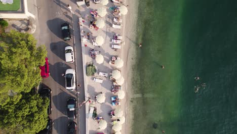 Luftaufnahme-Von-Oben:-Strand-Von-Kotor,-Montenegro,-Mit-Lebhaften-Aktivitäten-Am-Meer