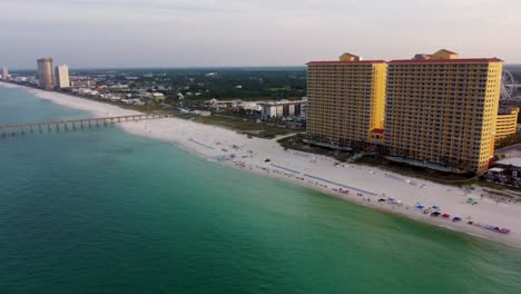 Panorama-Luftaufnahme-Von-Panama-City-Beach,-Golf-Von-Mexiko,-Luftaufnahme-Im-Morgengrauen-Mit-Angelpier-Und-Hotelresortgebäude-Im-Hintergrund