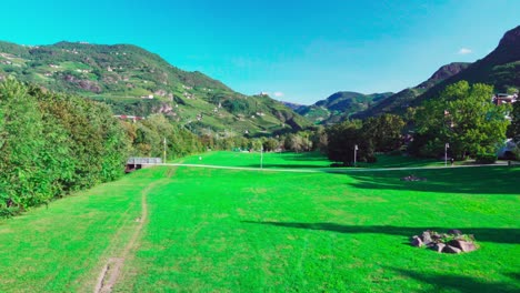 Talfer-Promenade,-Auch-Wasserwandpromenade-Genannt,-Von-Bozen-In-Richtung-Sarntal-Gesehen