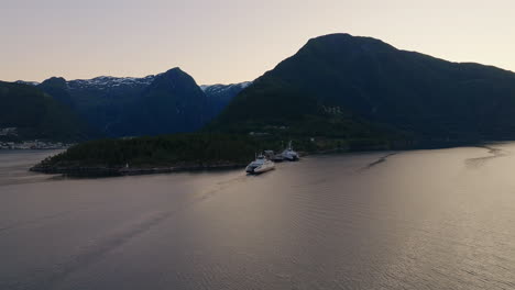 Ferry-transport-on-scenic-Sognefjord-toward-Dragsvik,-Balestrand