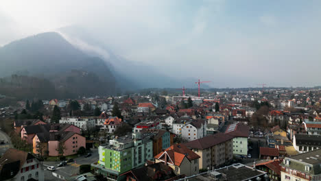 Idílica-Visión-Panorámica-De-La-Tranquila-Ciudad,-Interlaken,-Suiza,-Mientras-Un-Dron-Vuela-Sobre-Las-Casas-Europeas