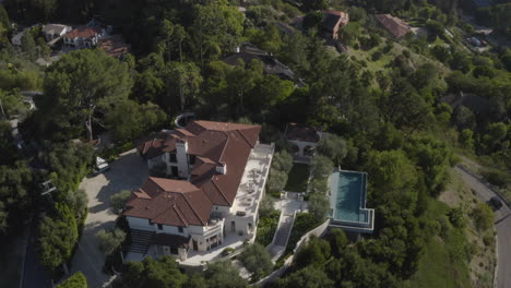 4K-Drohne-über-Einem-Riesigen-Anwesen-Am-Benedict-Canyon-In-Beverly-Hills,-Kalifornien
