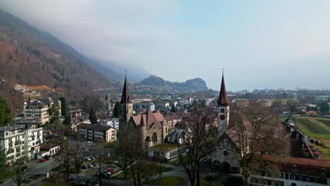 Panorama-Luftübersicht-über-Kathedralen-Und-Kapellen-In-Interlaken,-Schweiz-An-Einem-Bewölkten-Tag
