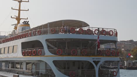 Gran-Ferry-De-Pasajeros-Bospherus-Maniobras-De-Atraque-En-El-Muelle-De-Eminonu